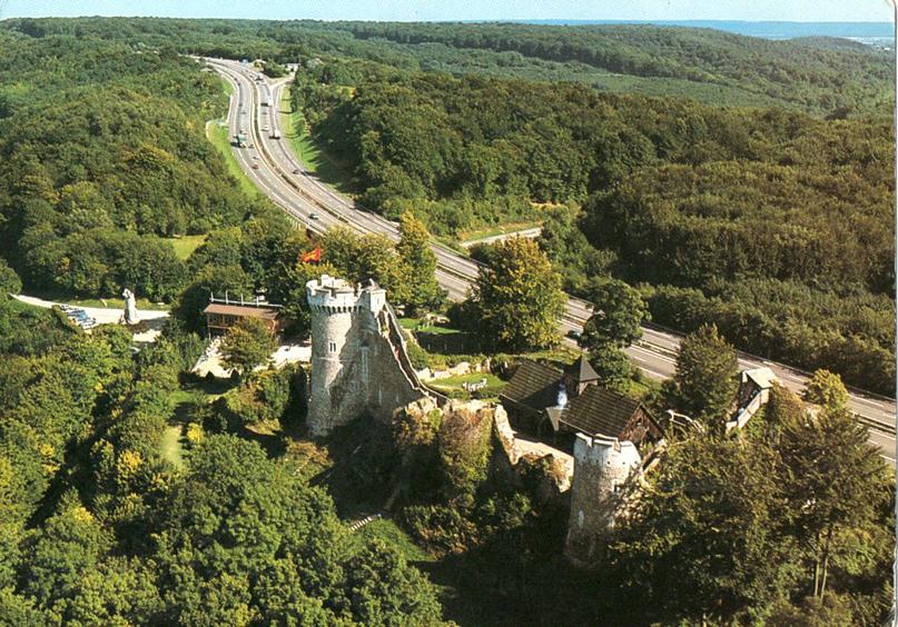 Chateau et autoroute r